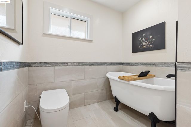 7756 Sunkist Dr, Oakland, CA 94605