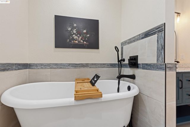 7756 Sunkist Dr, Oakland, CA 94605