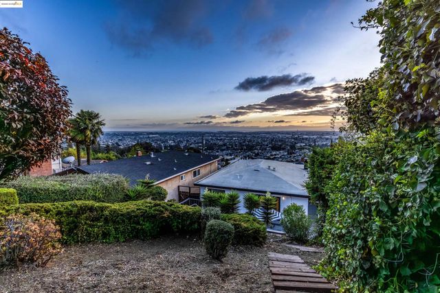 7756 Sunkist Dr, Oakland, CA 94605