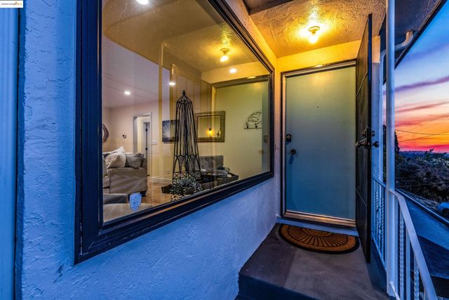 7756 Sunkist Dr, Oakland, CA 94605