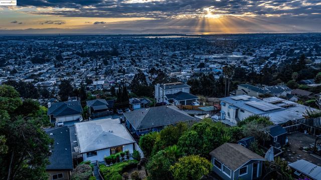 7756 Sunkist Dr, Oakland, CA 94605