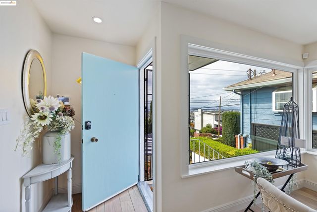 7756 Sunkist Dr, Oakland, CA 94605