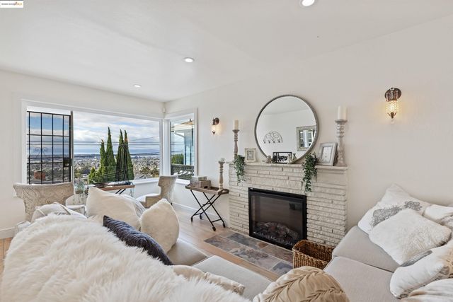 7756 Sunkist Dr, Oakland, CA 94605