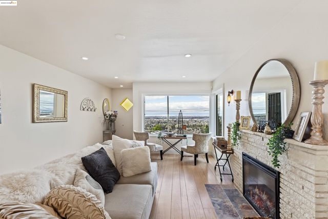 7756 Sunkist Dr, Oakland, CA 94605