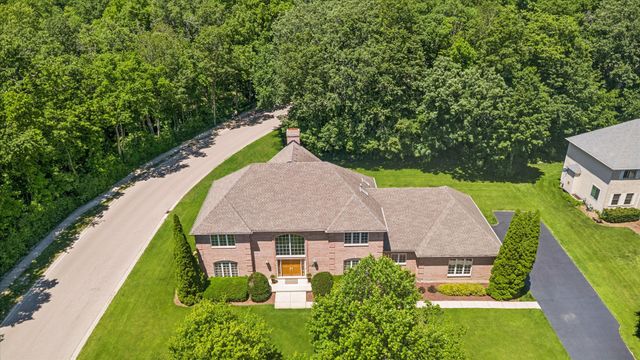 130 N Buckingham Drive, Sugar Grove, IL 60554
