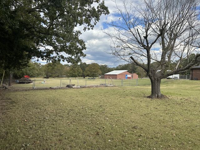 1072 Wagonseller Road, Bowie, TX 76230