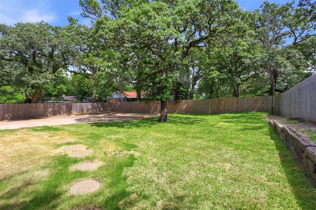 240 Timberlake Drive, Azle, TX 76020