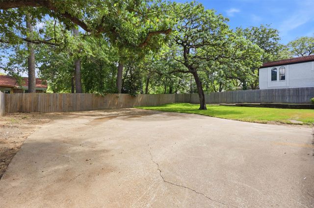 240 Timberlake Drive, Azle, TX 76020