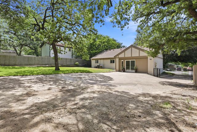 240 Timberlake Drive, Azle, TX 76020