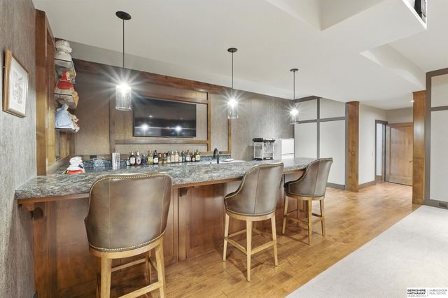 840 Loveland Drive, Omaha, NE 68114