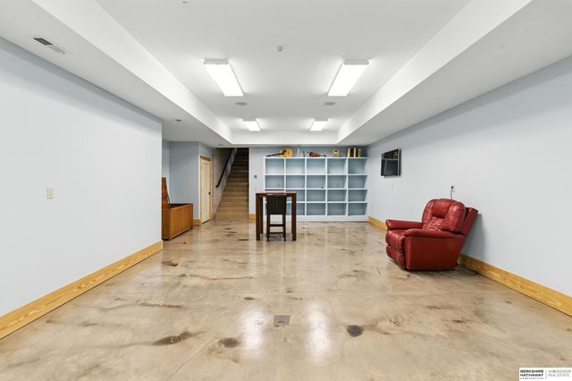 840 Loveland Drive, Omaha, NE 68114