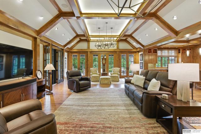 840 Loveland Drive, Omaha, NE 68114