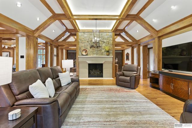 840 Loveland Drive, Omaha, NE 68114