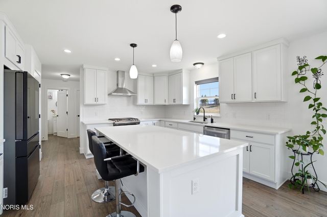 136 Barton Creek Drive, Perrysburg, OH 43551