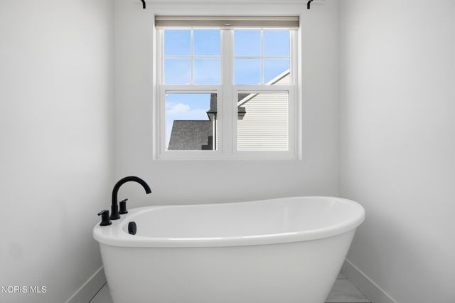 136 Barton Creek Drive, Perrysburg, OH 43551