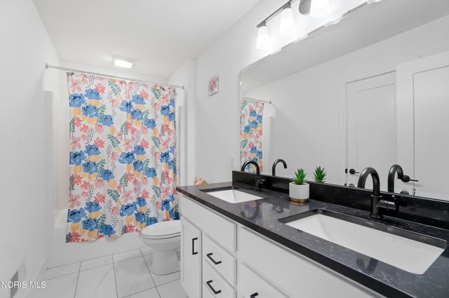 136 Barton Creek Drive, Perrysburg, OH 43551