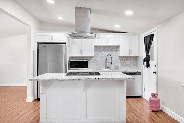 1714 E Metzler Drive, Sanger, CA 93657