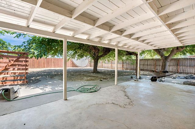 1714 E Metzler Drive, Sanger, CA 93657