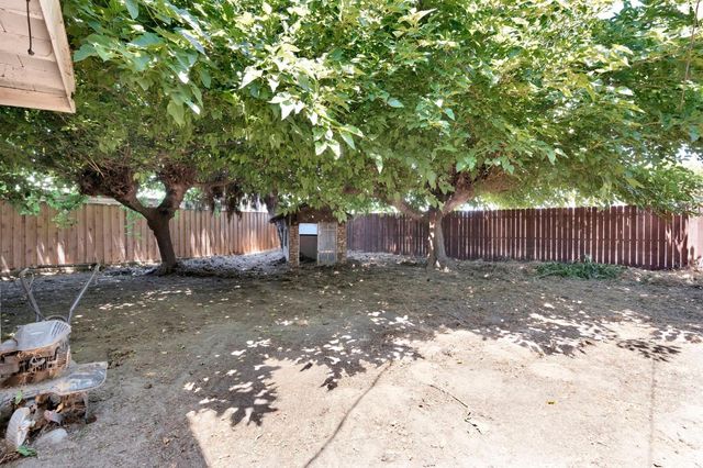 1714 E Metzler Drive, Sanger, CA 93657