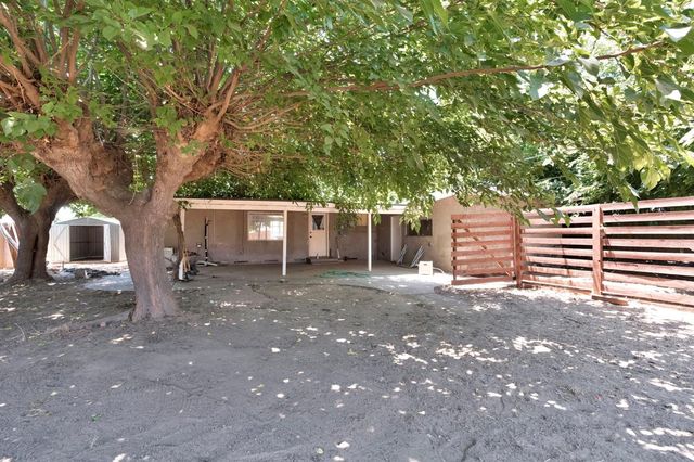 1714 E Metzler Drive, Sanger, CA 93657