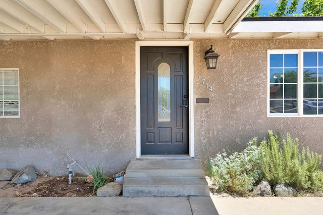 1714 E Metzler Drive, Sanger, CA 93657