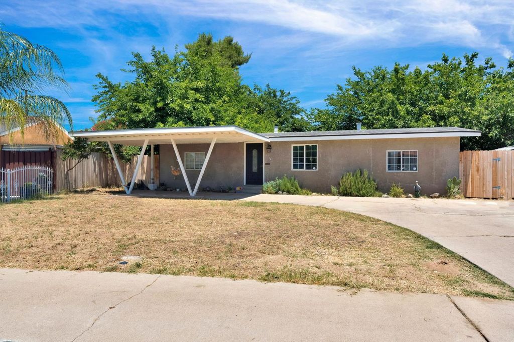 1714 E Metzler Drive, Sanger, CA 93657