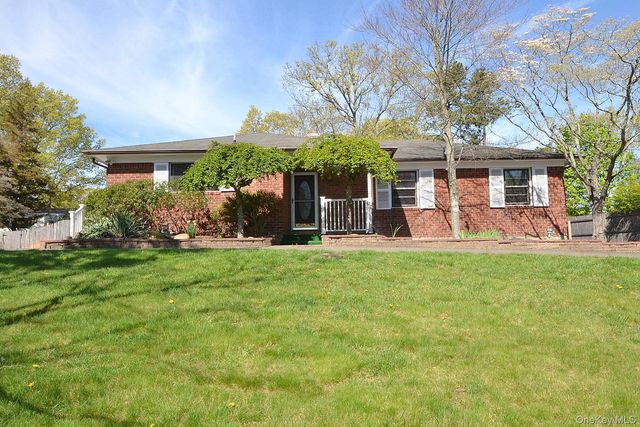 16 Hunter Place, Smithtown, NY 11787