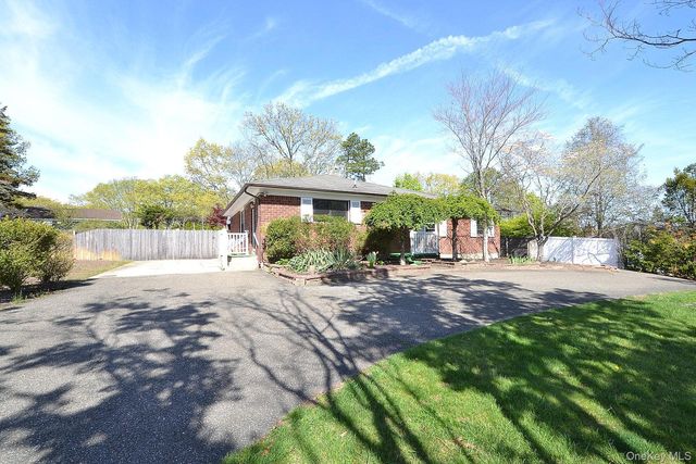 16 Hunter Place, Smithtown, NY 11787