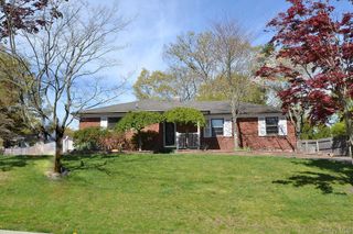 16 Hunter Place, Smithtown, NY 11787