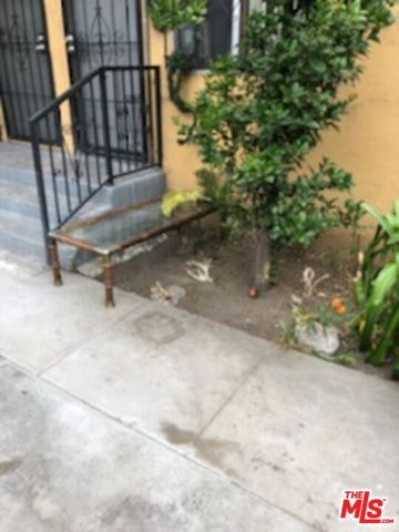 8504 S San Pedro Street, Los Angeles, CA 90003