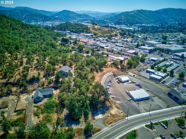 797 Ne GARDEN VALLEY Blvd, Roseburg, OR 97470