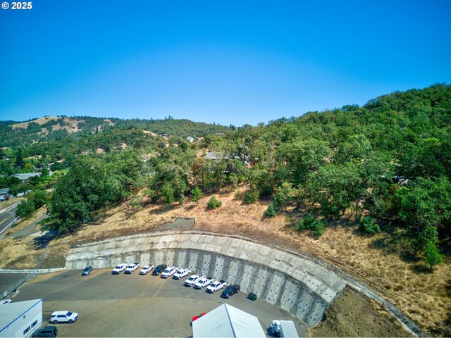 797 Ne GARDEN VALLEY Blvd, Roseburg, OR 97470