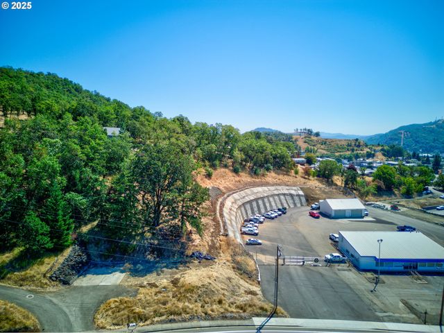 797 Ne GARDEN VALLEY Blvd, Roseburg, OR 97470