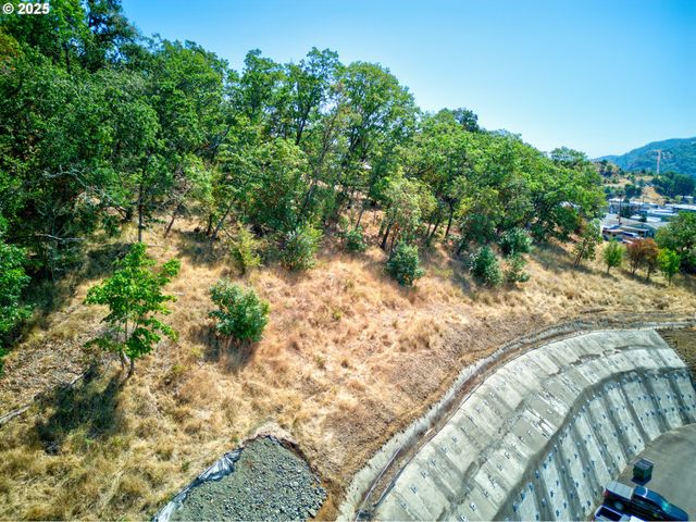 797 Ne GARDEN VALLEY Blvd, Roseburg, OR 97470