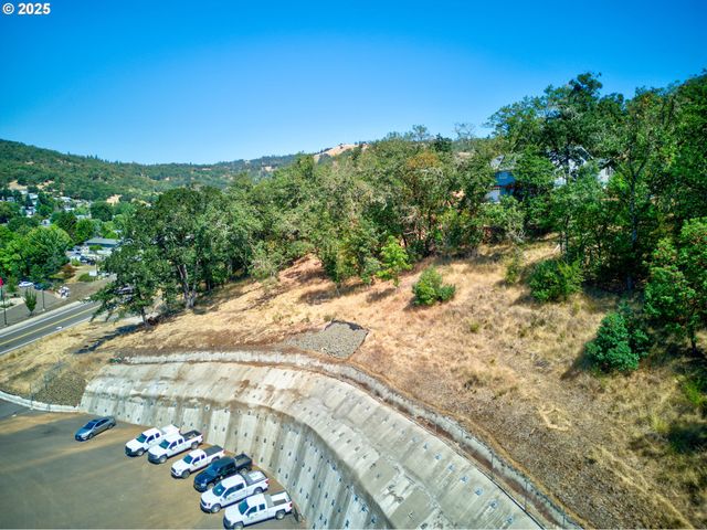 797 Ne GARDEN VALLEY Blvd, Roseburg, OR 97470