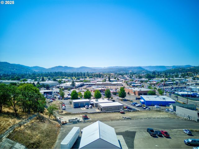 797 Ne GARDEN VALLEY Blvd, Roseburg, OR 97470