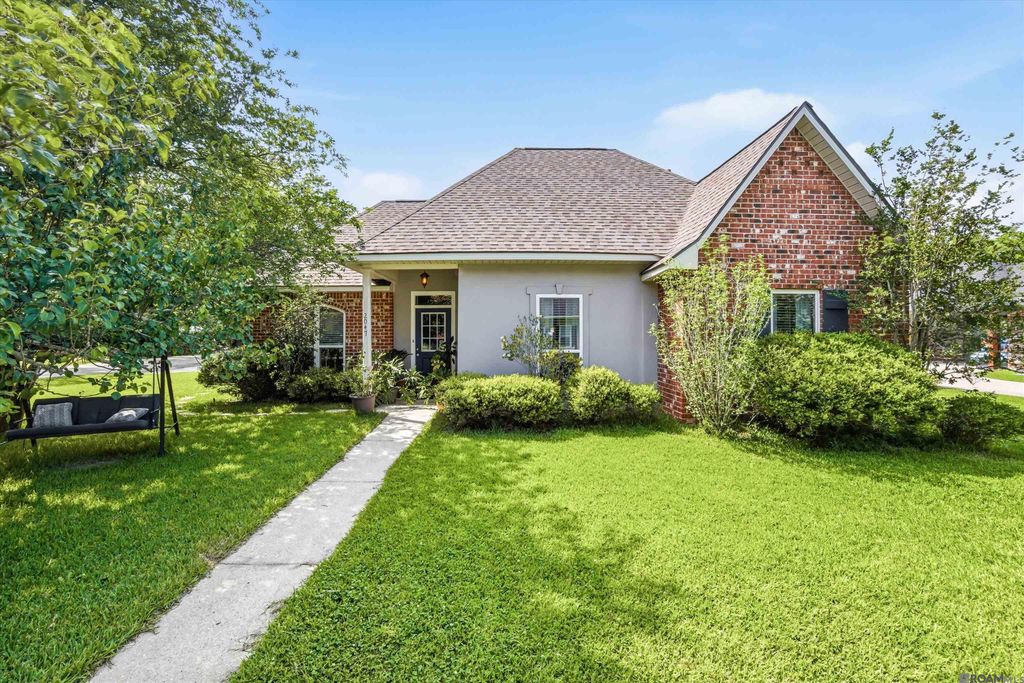 2047 Falconcrest Dr, Denham Springs, LA 70726