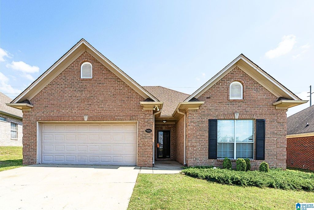 916 DAVENTRY TRAIL, Calera, AL 35040