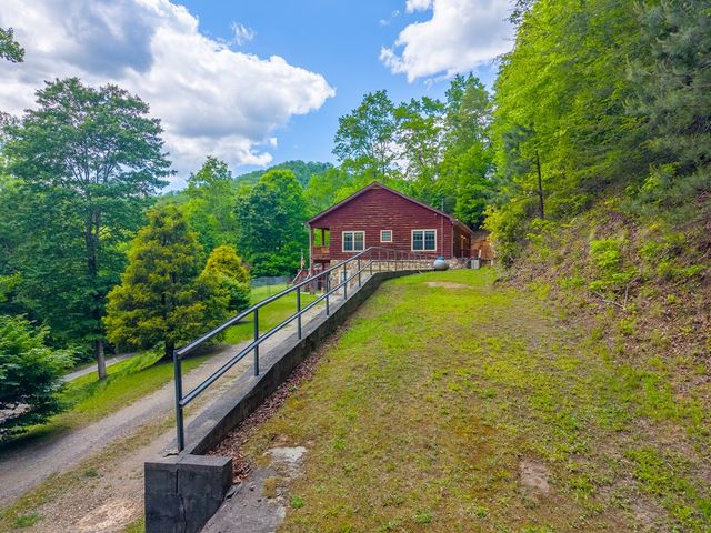 155 Mountain Laurel Road, Robbinsville, NC 28771