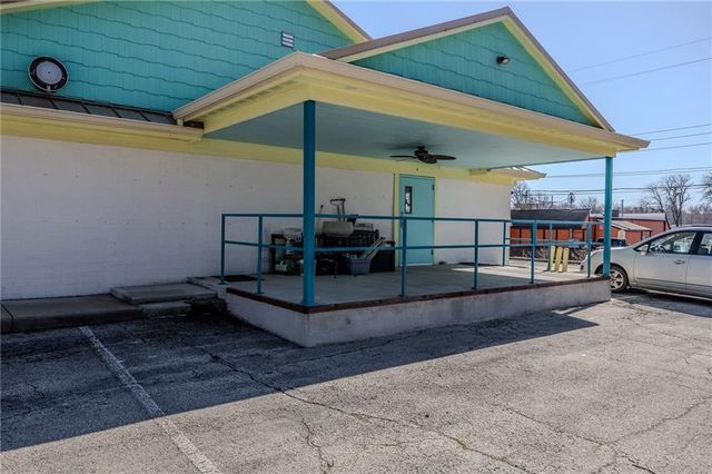 1900 S Broadway Street, Oak Grove, MO 64075