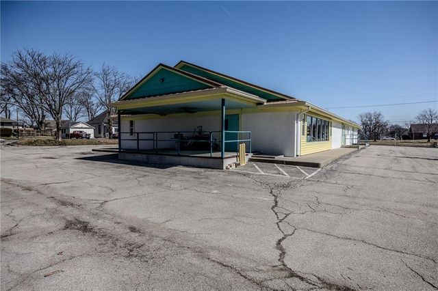 1900 S Broadway Street, Oak Grove, MO 64075