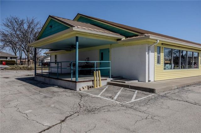 1900 S Broadway Street, Oak Grove, MO 64075