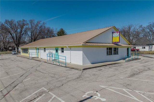 1900 S Broadway Street, Oak Grove, MO 64075