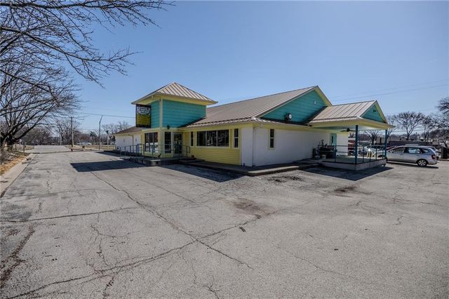 1900 S Broadway Street, Oak Grove, MO 64075