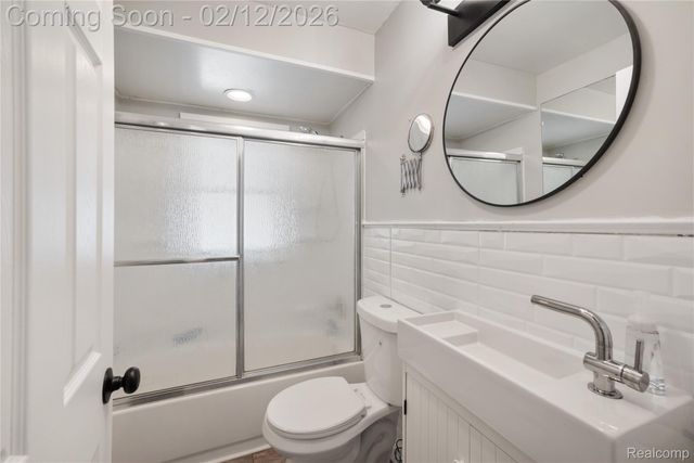 1706 E Pearl Avenue, Hazel Park, MI 48030