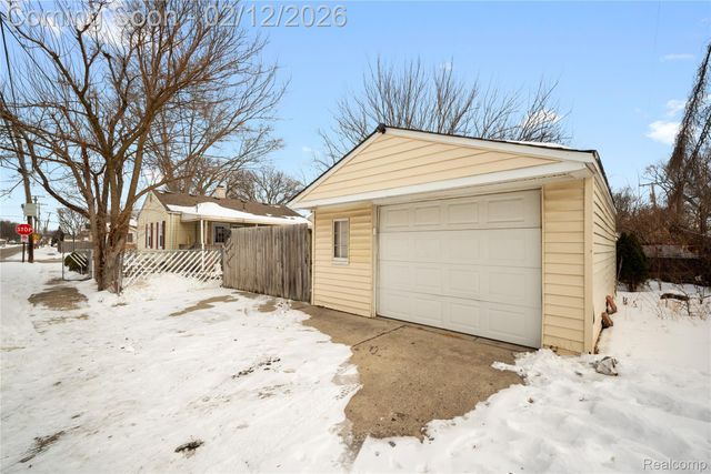 1706 E Pearl Avenue, Hazel Park, MI 48030