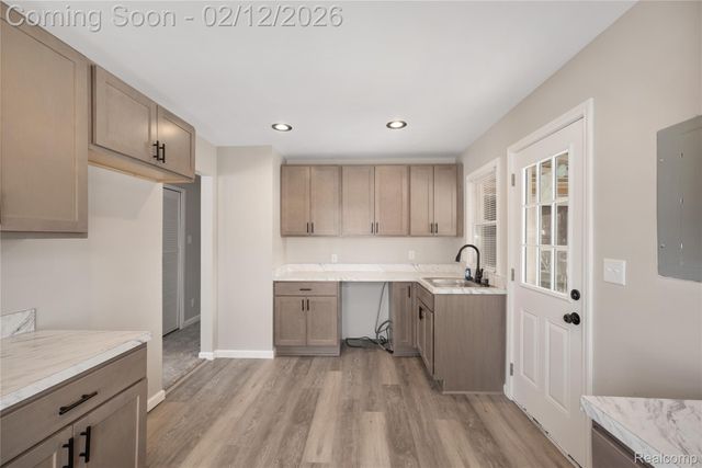 1706 E Pearl Avenue, Hazel Park, MI 48030