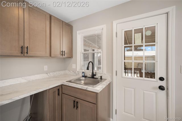 1706 E Pearl Avenue, Hazel Park, MI 48030