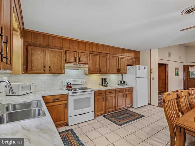 35 WARBLERS WAY, Berkeley Springs, WV 25411