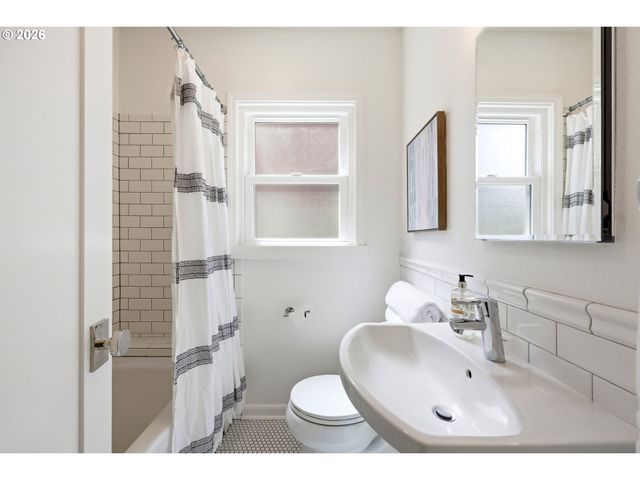 3945 Se CLINTON St, Portland, OR 97202